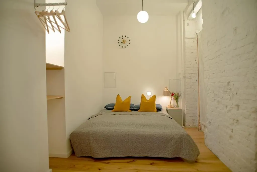 Spacious Apartment In Kreuzberg Berlim